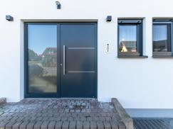 Aluminium-Haustür mit Seitenteil und Kunststoff-Aluminium-Fenster von PaX