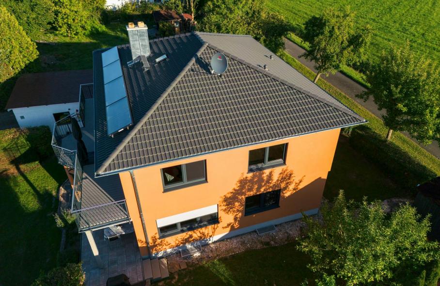 Kunststoff-Aluminium-Fenster in Einfamilienhaus in grau Vogelperspektive